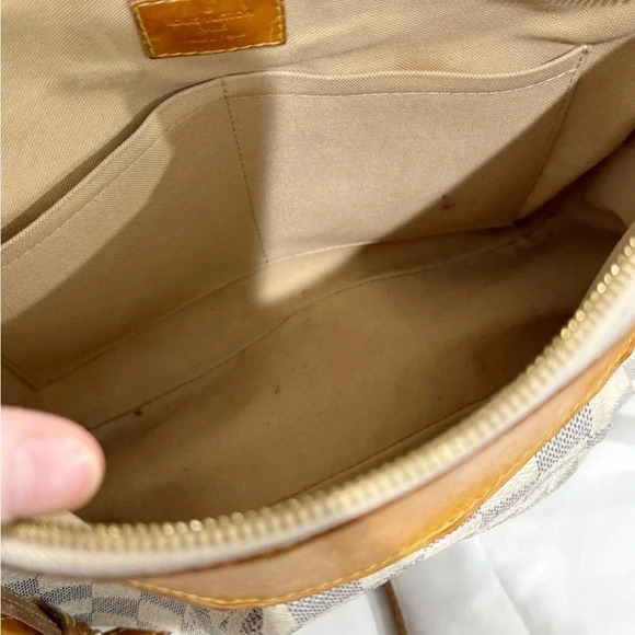 Louis Vuitton Purse - Picture 4 of 17